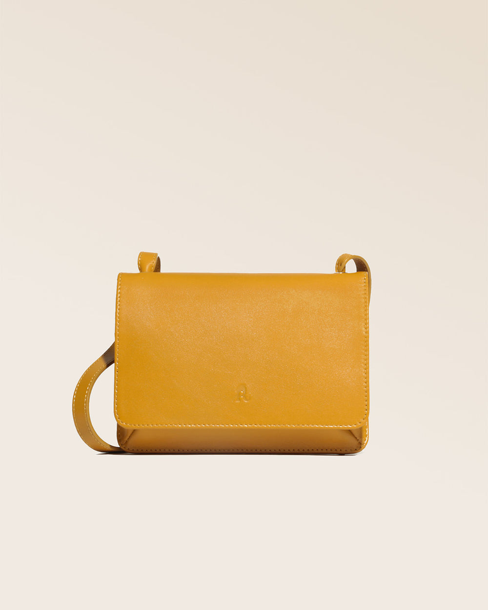 Notre pochette Fréhel Renouard en cuir lisse curry, vue de face en studio.