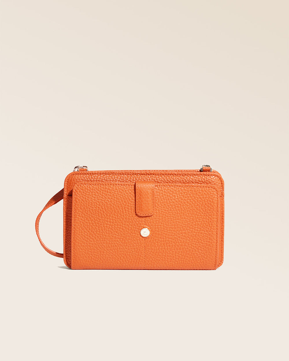 Notre pochette Manolo Renouard en cuir façon vigogne orange, vue de face en studio.