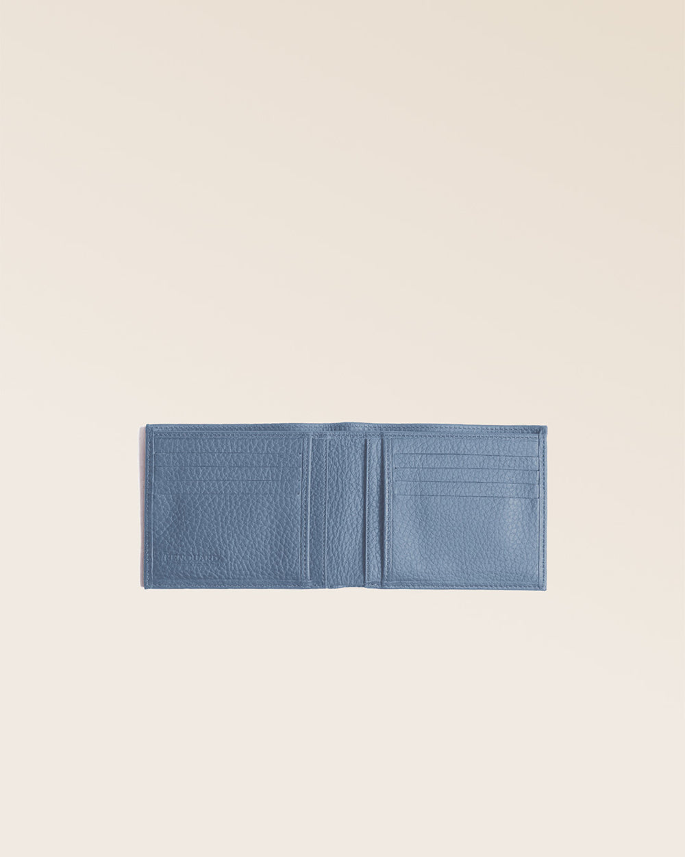 Notre porte-billets CB en cuir façon vigogne bleu cobalt vu ouvert en studio.