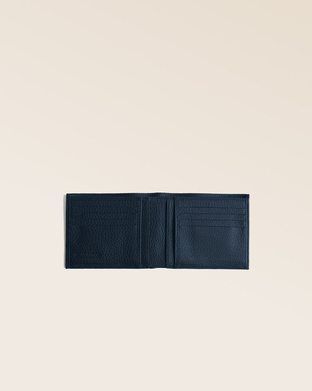 Notre porte-billets CB en cuir façon vigogne bleu marine vu ouvert en studio.