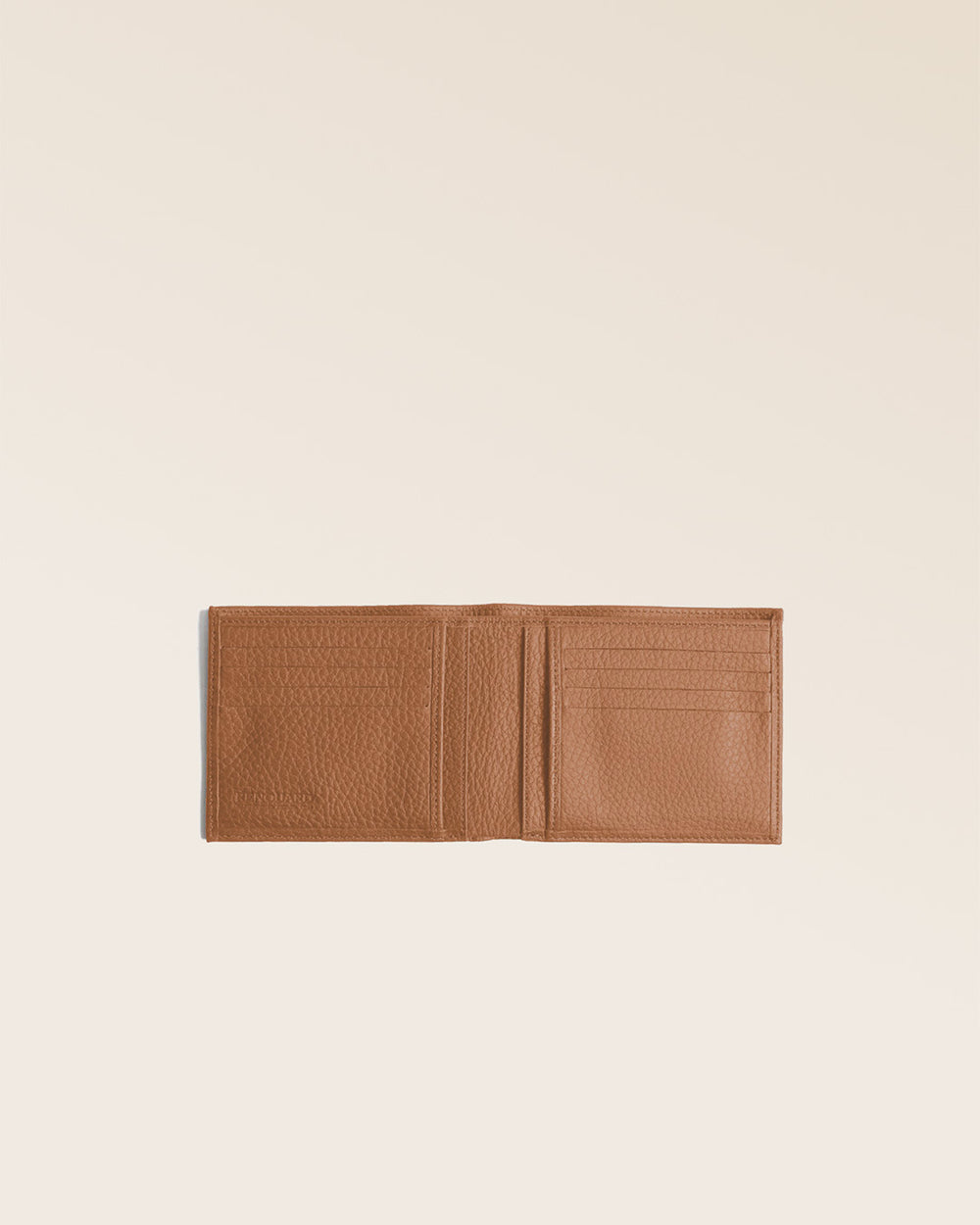 Notre porte-billets CB en cuir façon vigogne fauve vu ouvert en studio.