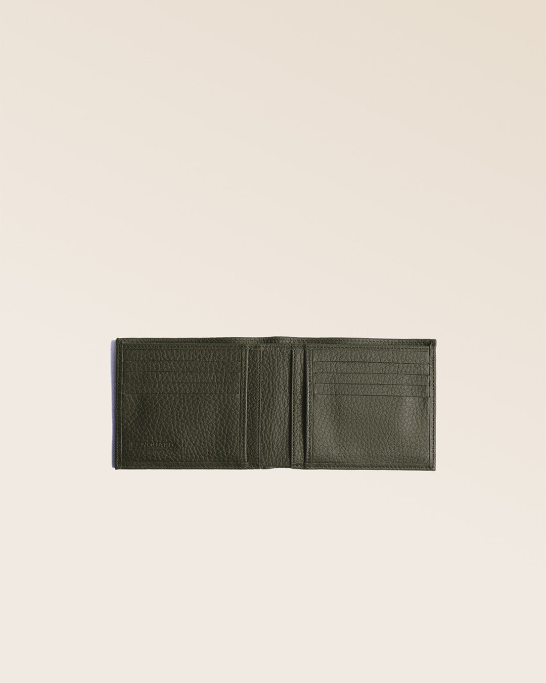 Notre porte-billets CB en cuir façon vigogne kaki vu ouvert en studio.