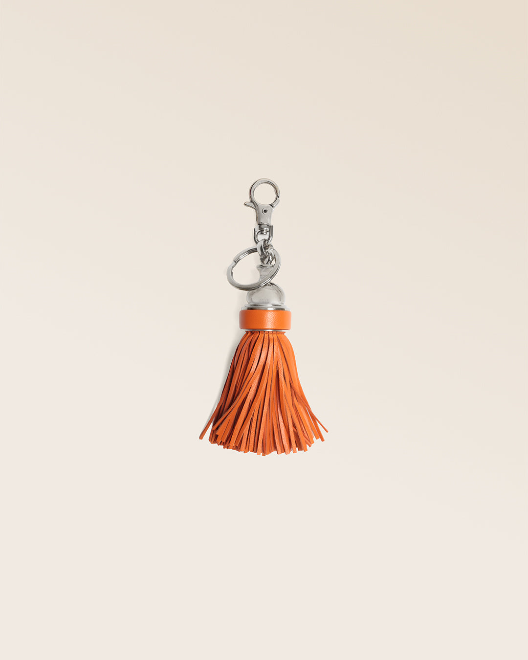 Le porte-clés Madrid Renouard en cuir orange, vu de face en studio.