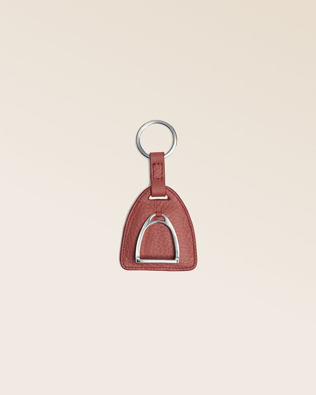 Le porte-clés Poney Renouard en cuir façon vigogne terracotta, vu de face en studio.