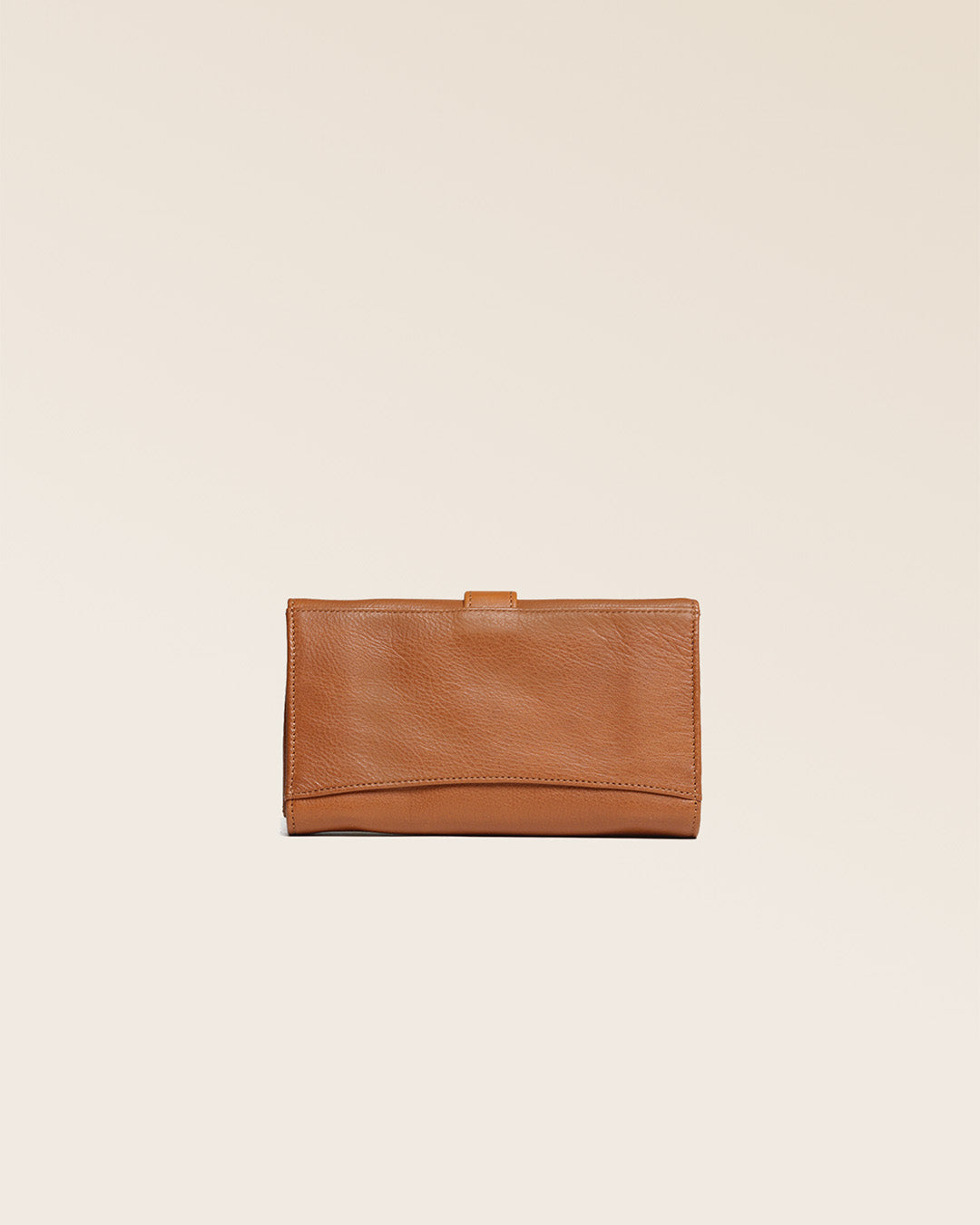 Notre porte-monnaie Adèle en cuir vintage camel vu de dos en studio.