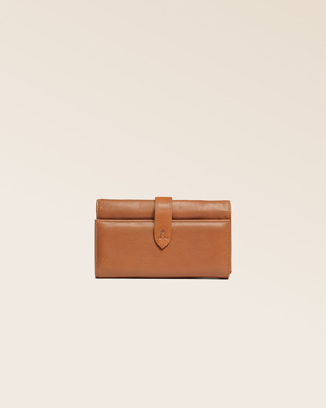 Notre porte-monnaie Adèle en cuir vintage camel vu de face en studio.
