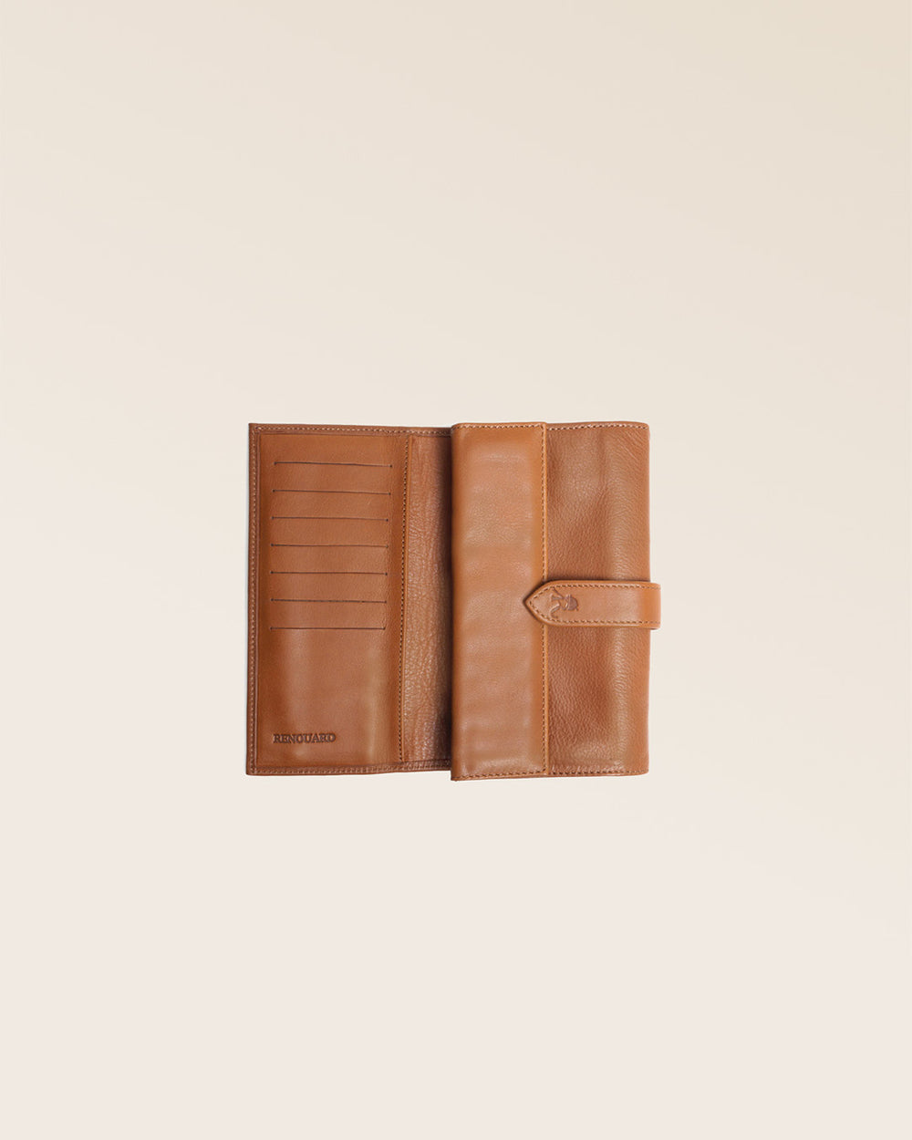 Notre porte-monnaie Adèle en cuir vintage camel vu ouvert en studio.