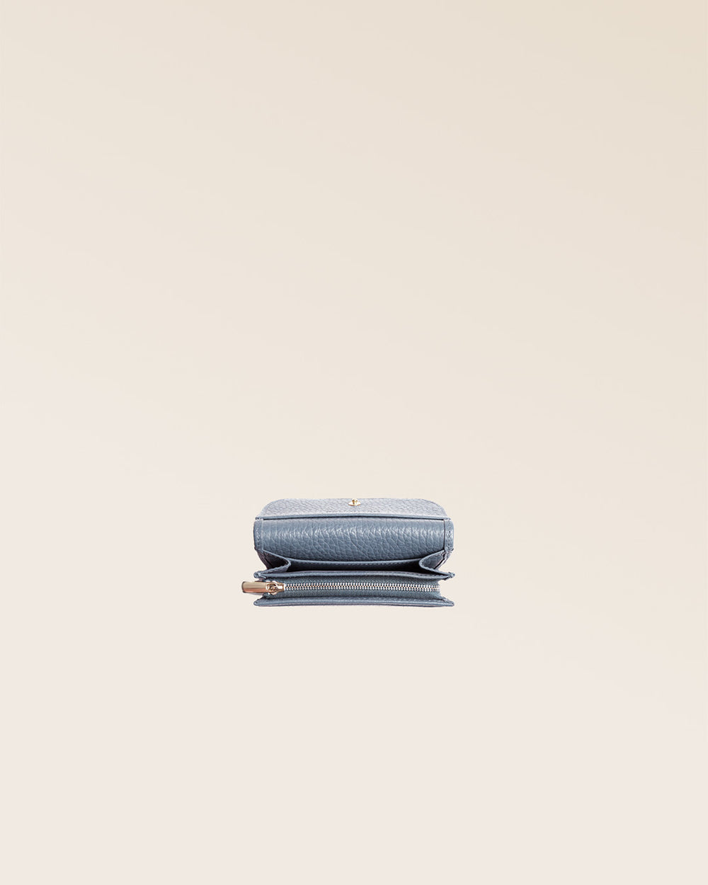 Notre porte-monnaie Alma en cuir façon vigogne bleu cobalt vu du dessus en studio.