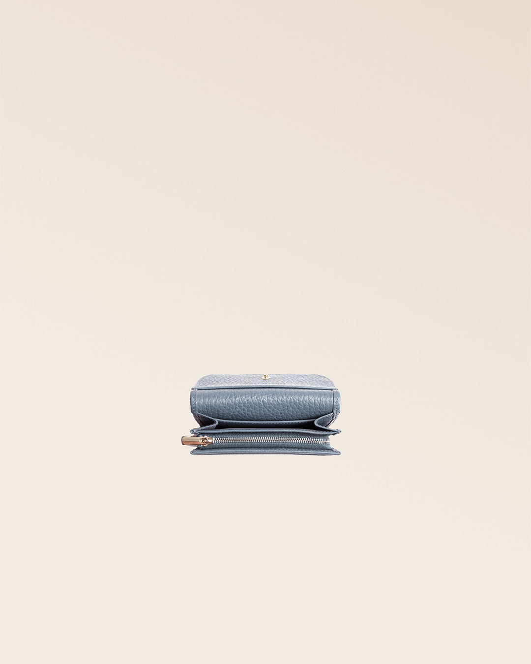 Notre porte-monnaie Alma en cuir façon vigogne bleu cobalt vu du dessus en studio.