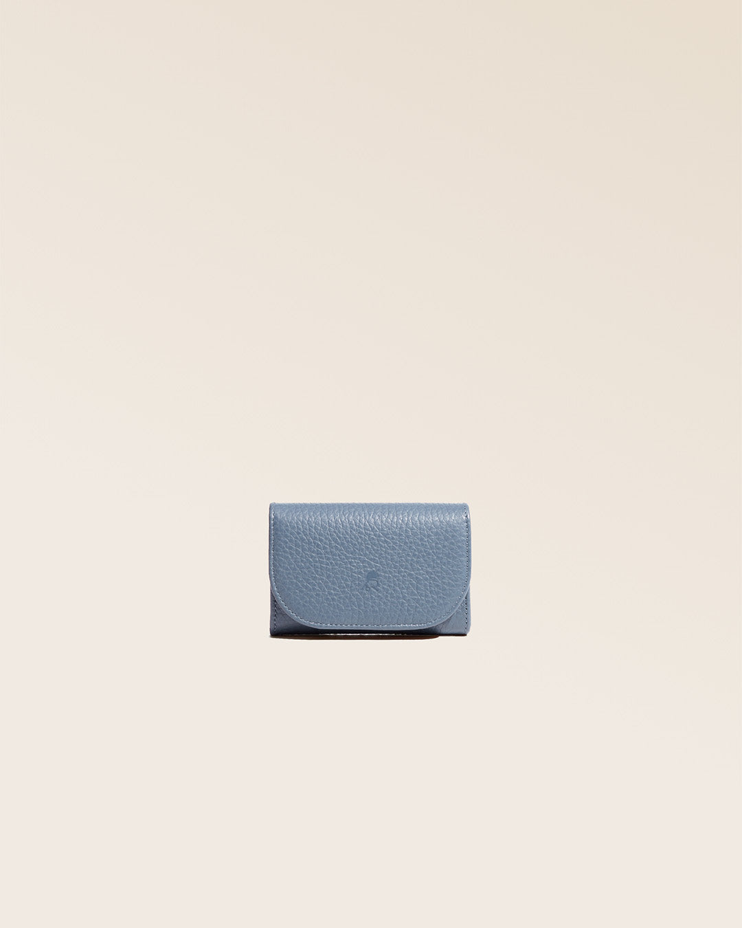 Notre porte-monnaie Alma en cuir façon vigogne bleu cobalt vu de face en studio.