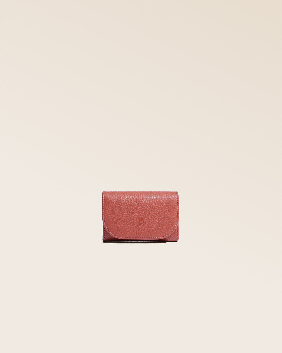 Notre porte-monnaie Alma en cuir façon vigogne terracotta vu de face en studio.