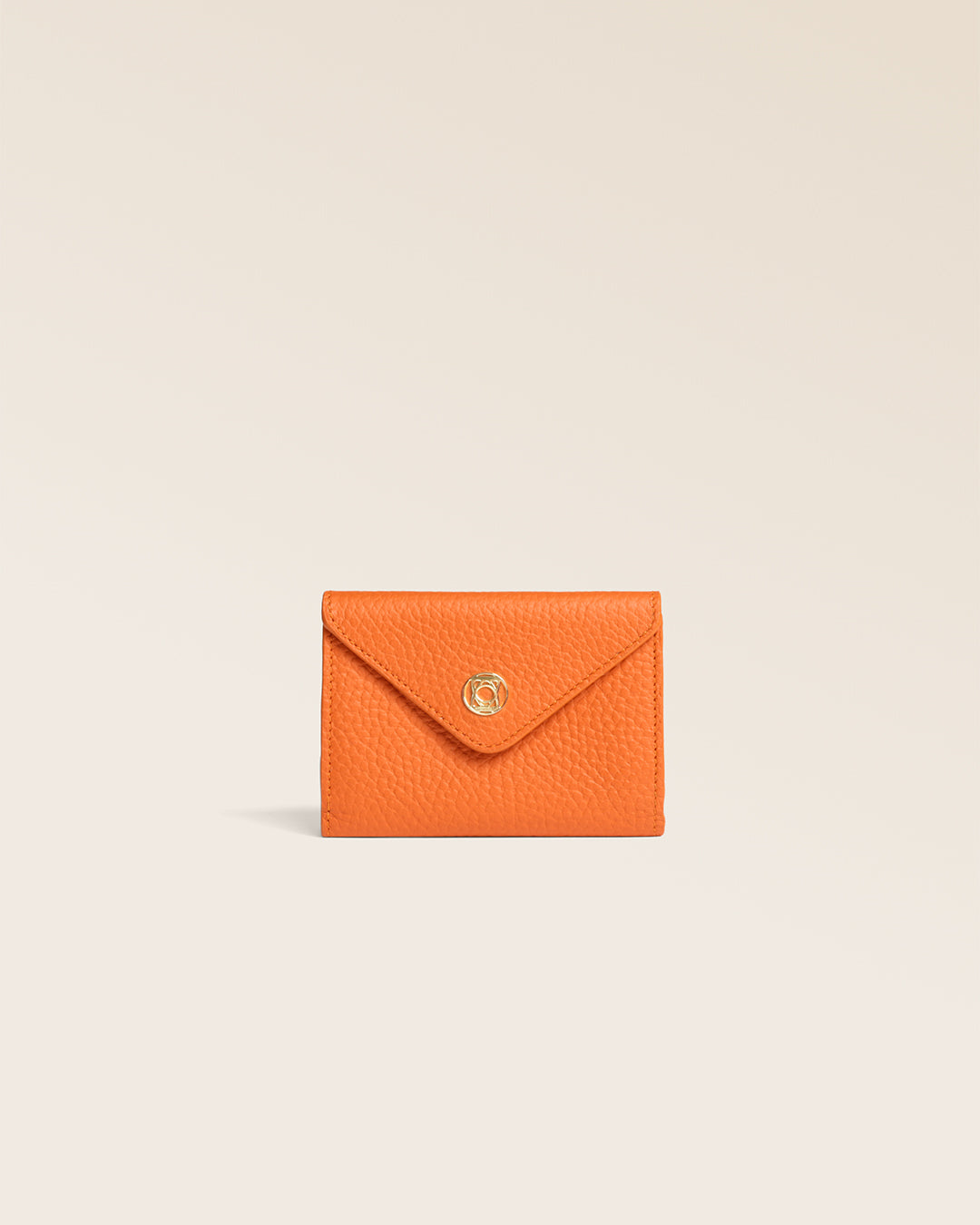 Le porte-monnaie Ariana Renouard, en cuir façon vigogne orange, vu de face en studio.