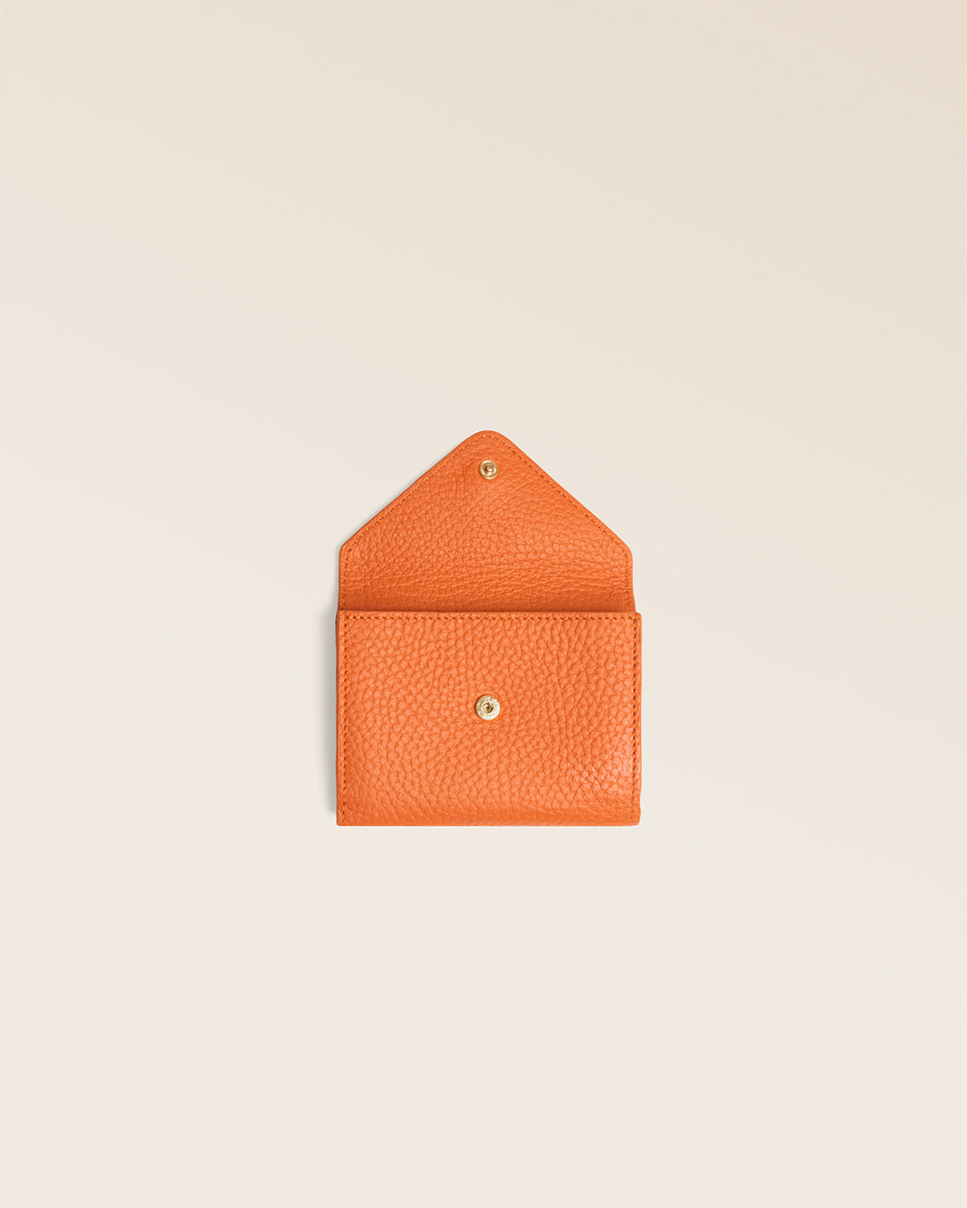 Le porte-monnaie Ariana Renouard, en cuir façon vigogne orange, vu de face ouvert en studio.