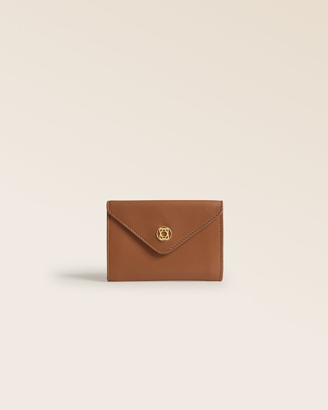 Notre porte-monnaie Ariana Renouard en cuir vintage camel vu de face en studio.