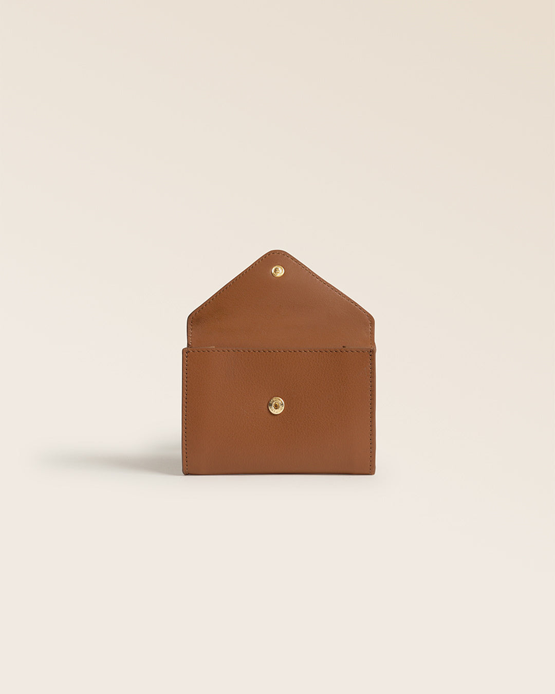 Notre porte-monnaie Ariana Renouard en cuir vintage camel vu de face ouvert en studio.
