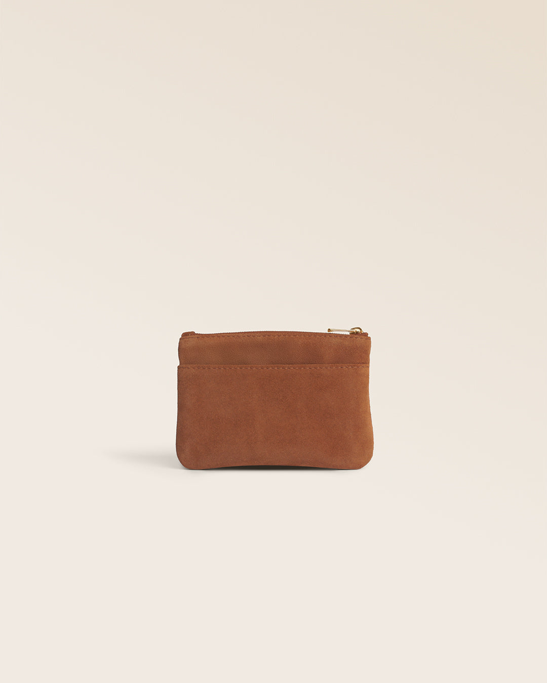 Le porte-monnaie Capucine Renouard, en cuir veau velours noisette, vu de dos en studio.