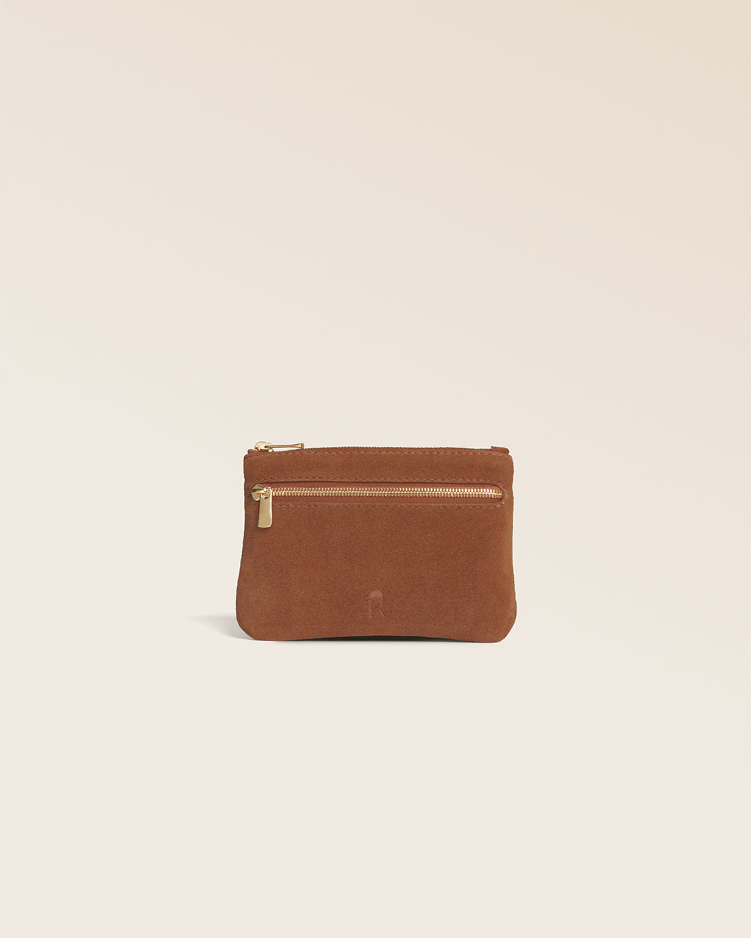 Le porte-monnaie Capucine Renouard, en cuir veau velours noisette, vu de face en studio.
