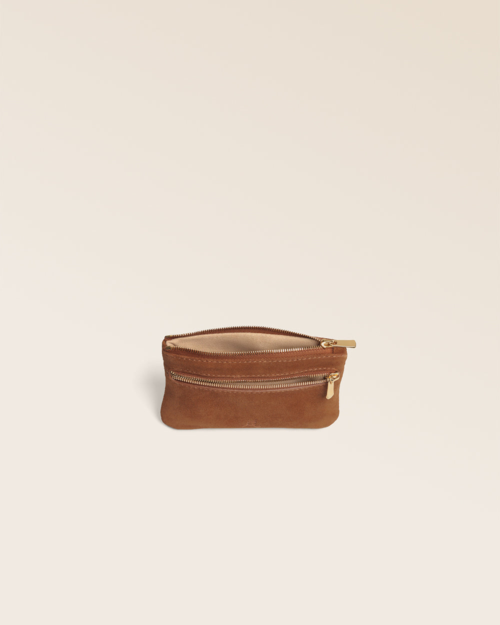Le porte-monnaie Capucine Renouard, en cuir veau velours noisette, vu ouvert en studio.