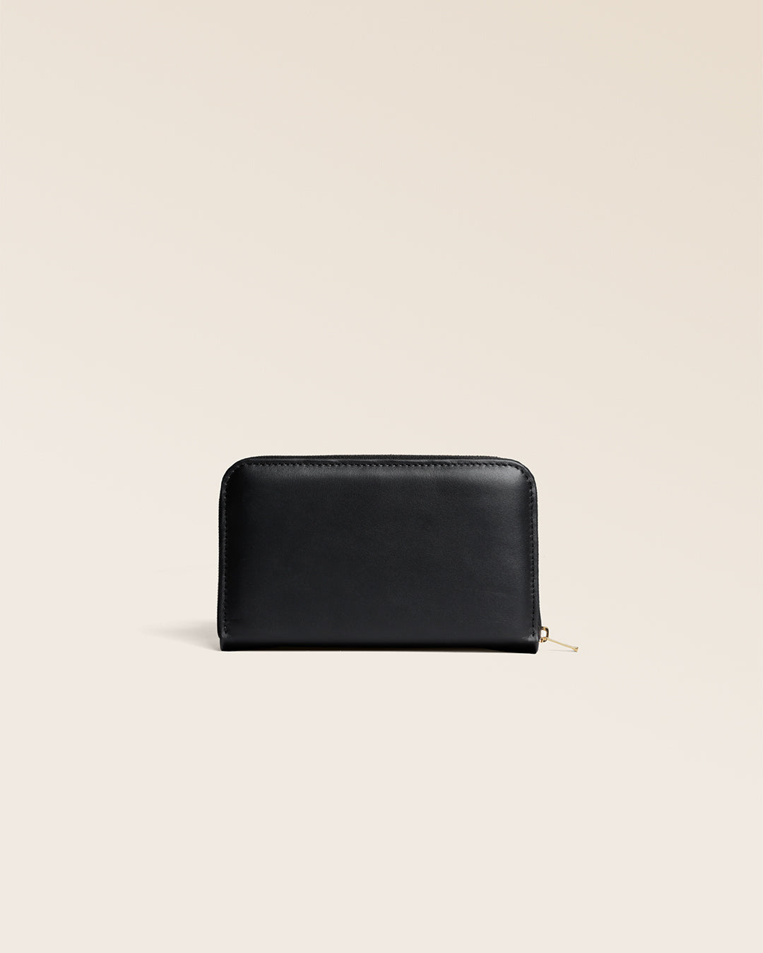 Notre porte-monnaie Étrivière Renouard, en cuir lisse noir, vu de dos en studio.