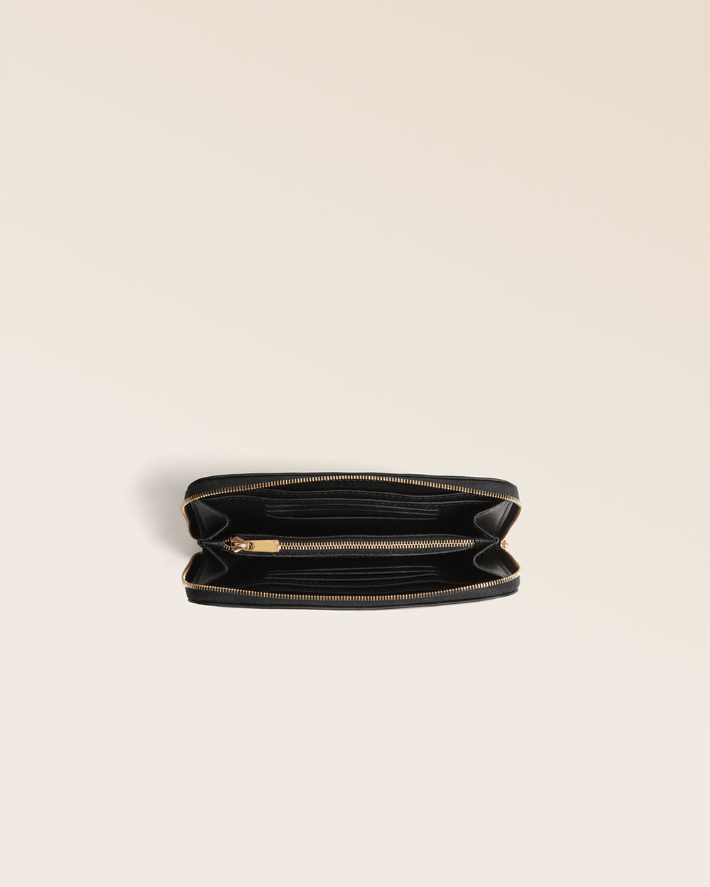Notre porte-monnaie Étrivière Renouard, en cuir lisse noir, vu ouvert en studio.