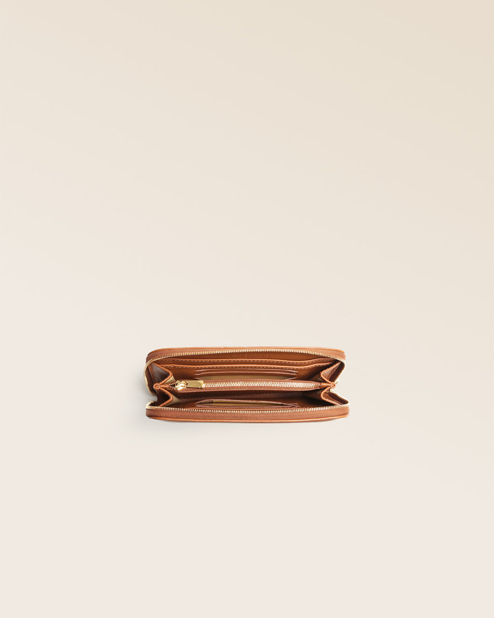 Notre porte-monnaie Étrivière en cuir vintage camel vu du dessus en studio.
