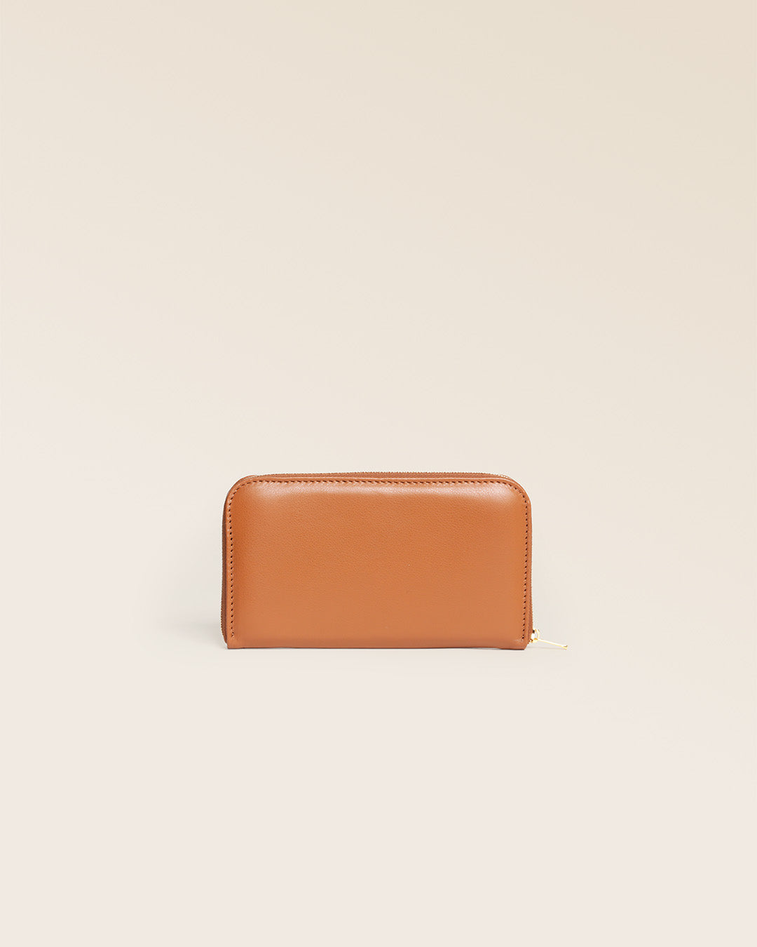 Notre porte-monnaie Étrivière en cuir vintage camel vu de dos en studio.