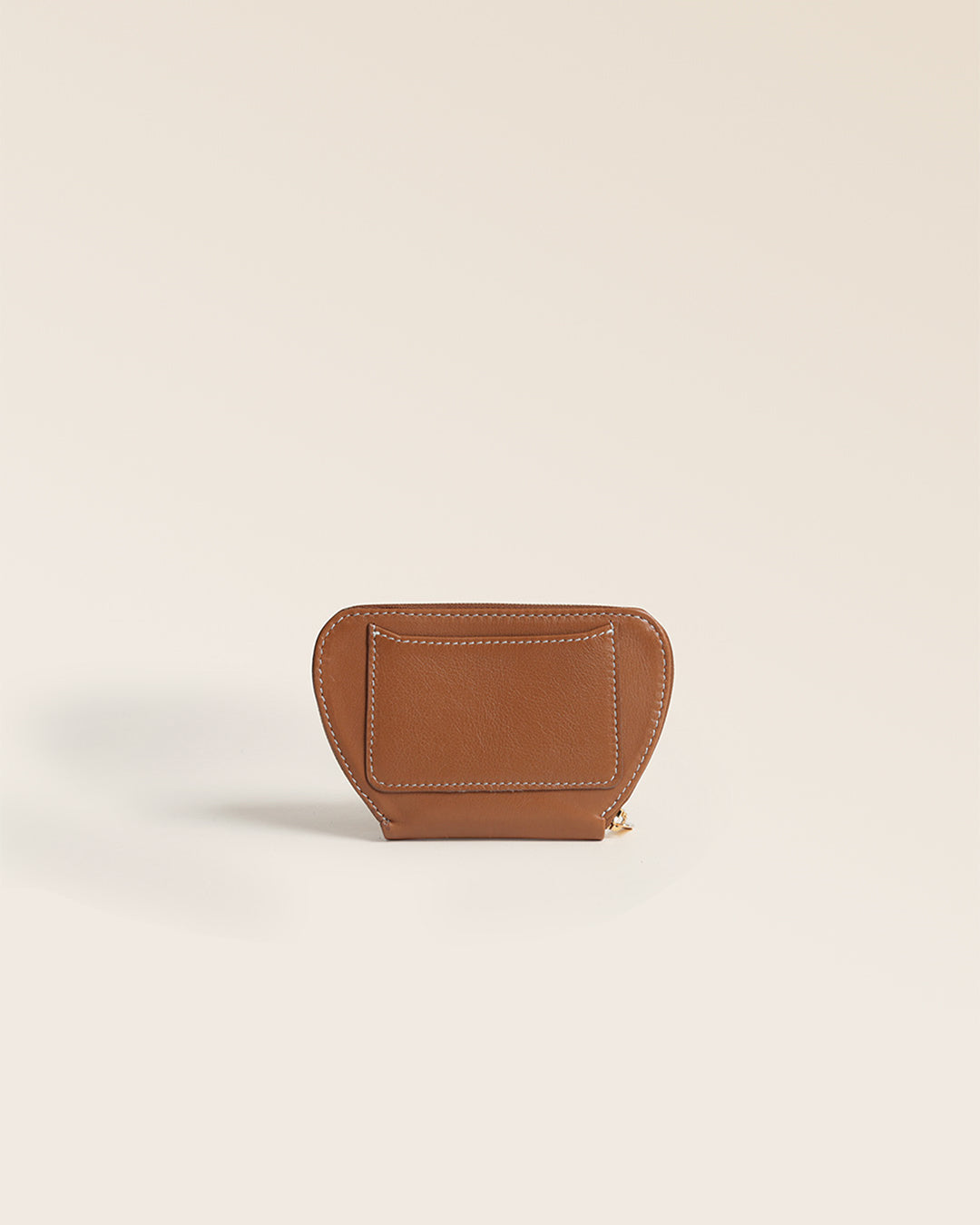 Notre porte-monnaie Galop Renouard en cuir vintage camel, vu de dos en studio.