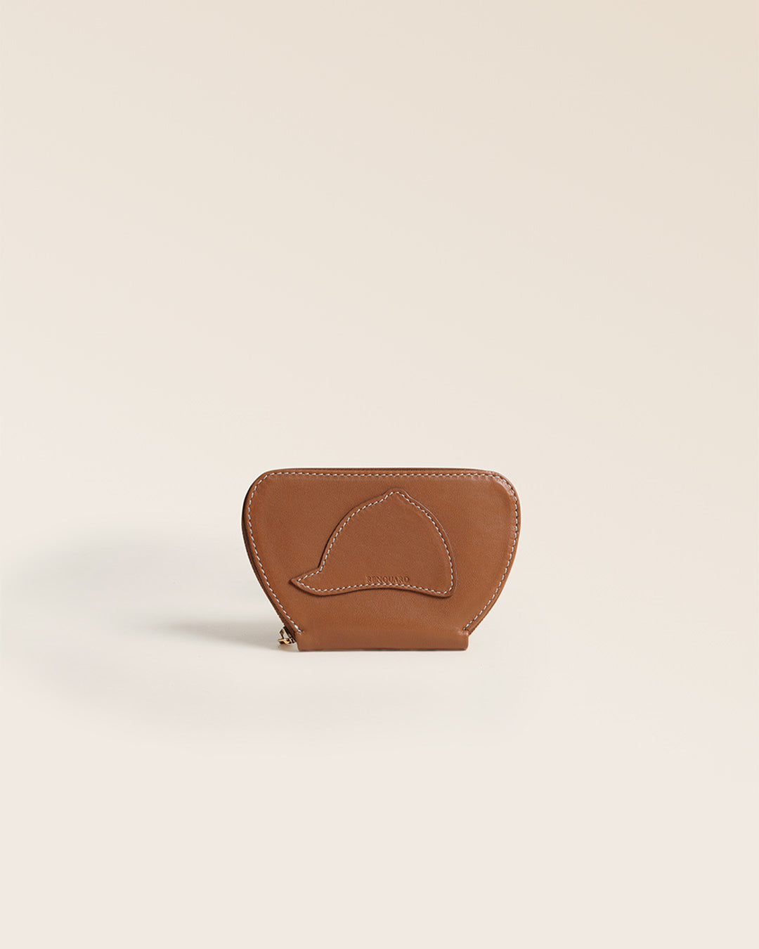 Notre porte-monnaie Galop Renouard en cuir vintage camel, vu de face en studio.