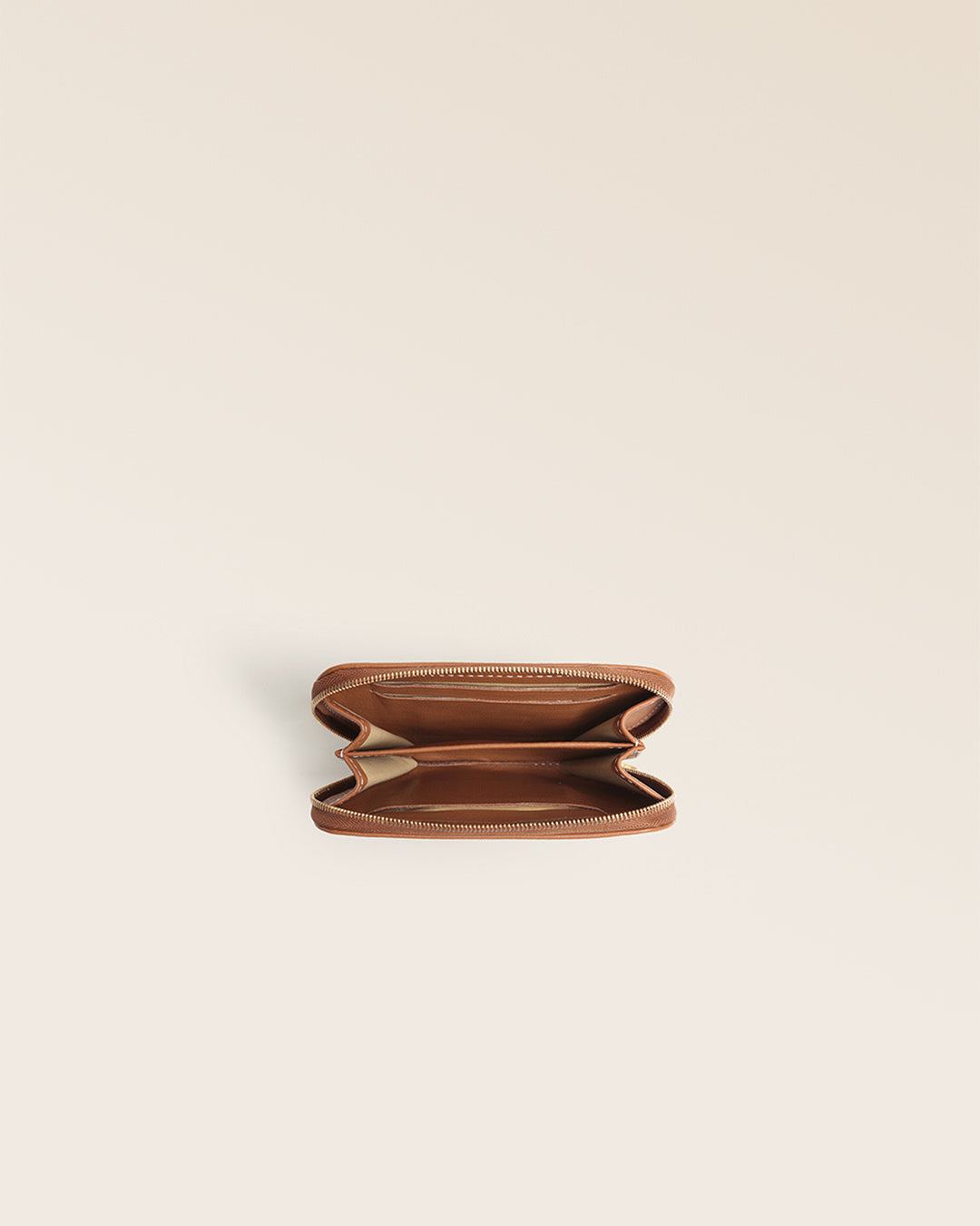 Notre porte-monnaie Galop Renouard en cuir vintage camel, vu du dessus en studio.