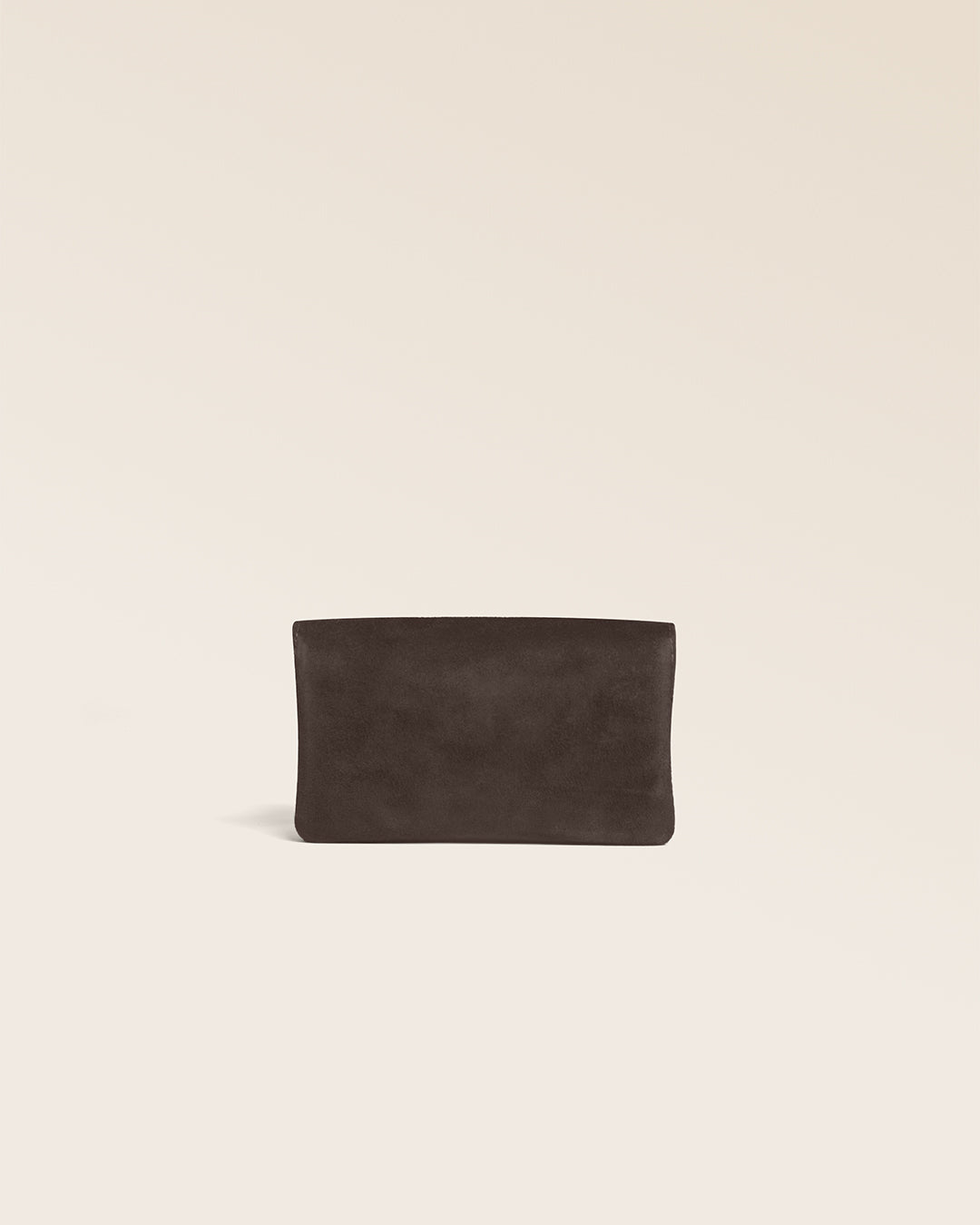 Le porte-monnaie Lilou Renouard, en cuir veau velours espresso, vu de dos en studio.