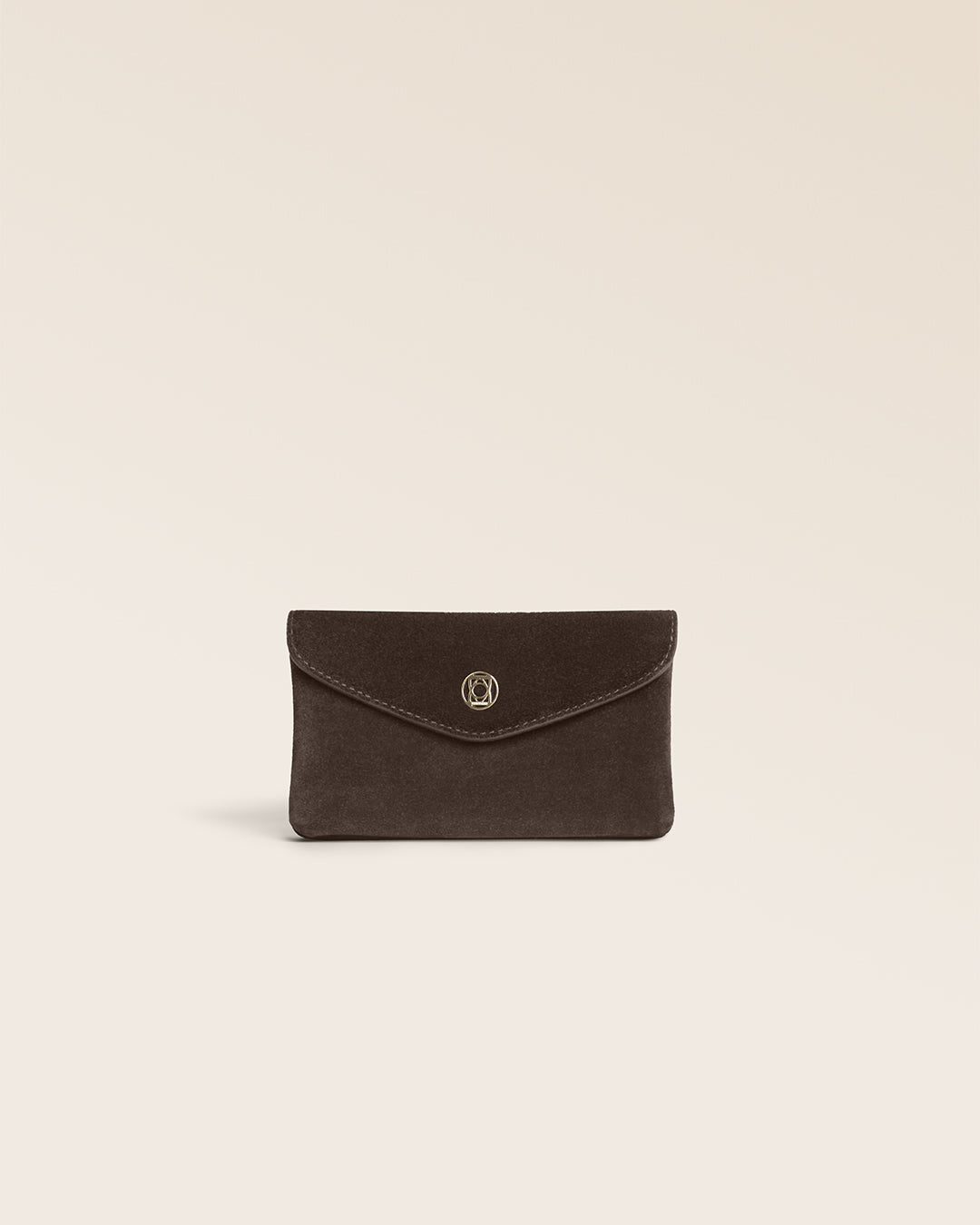 Le porte-monnaie Lilou Renouard, en cuir veau velours espresso, vu de face fermé en studio.