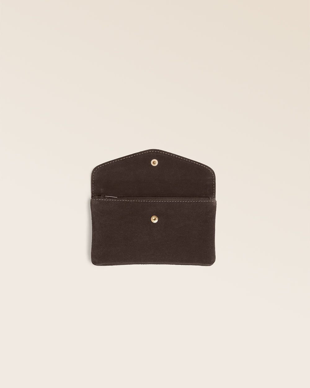 Le porte-monnaie Lilou Renouard, en cuir veau velours espresso, vu de face ouvert en studio.