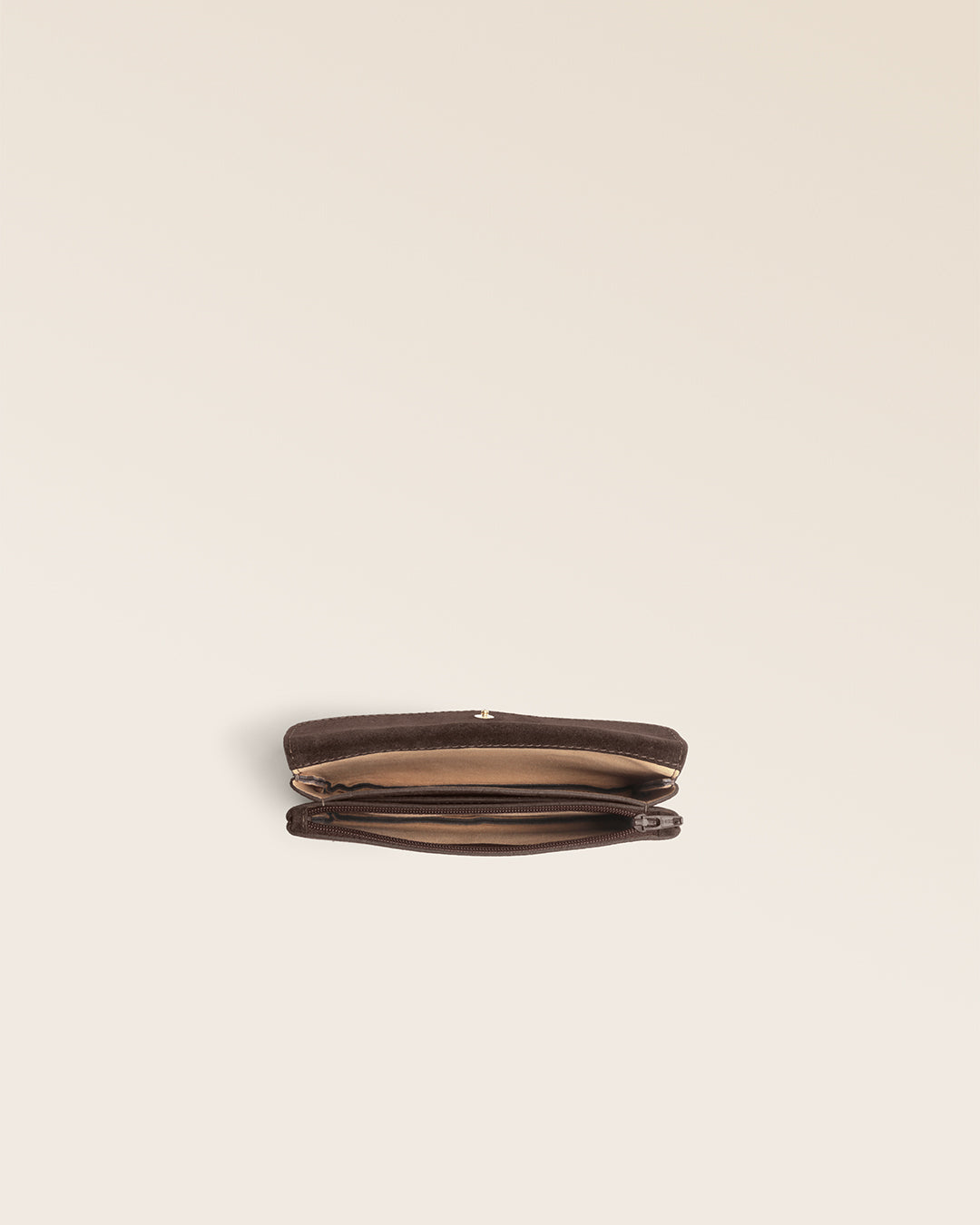 Le porte-monnaie Lilou Renouard, en cuir veau velours espresso, vu du dessus en studio.
