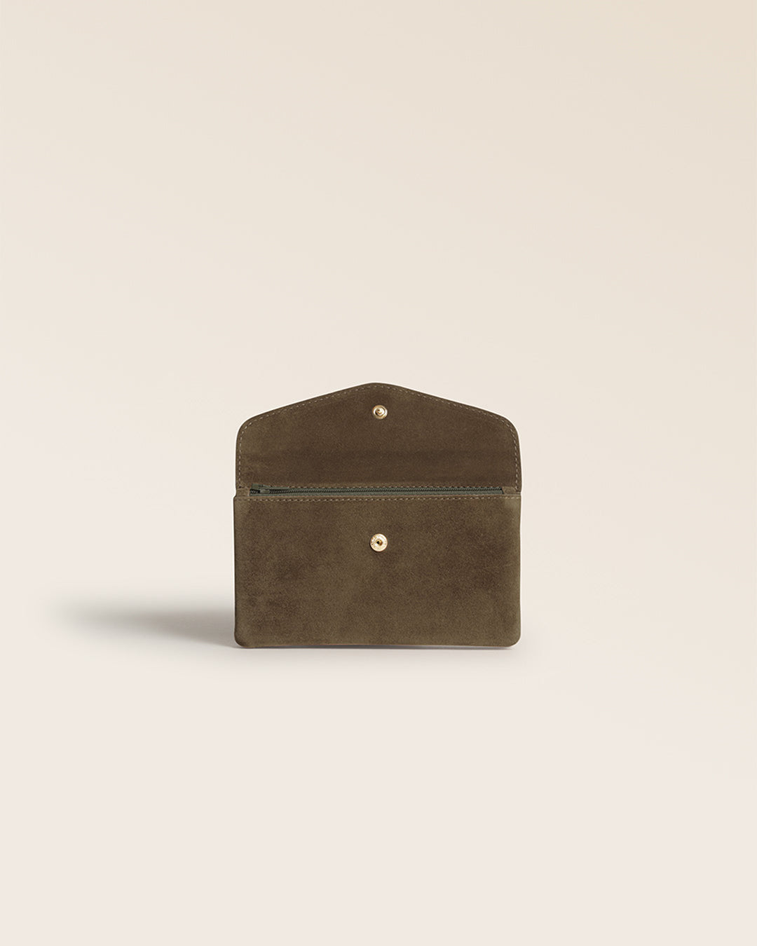 Notre porte-monnaie Lilou Renouard en cuir veau velours truffe, vu de face ouvert en studio.
