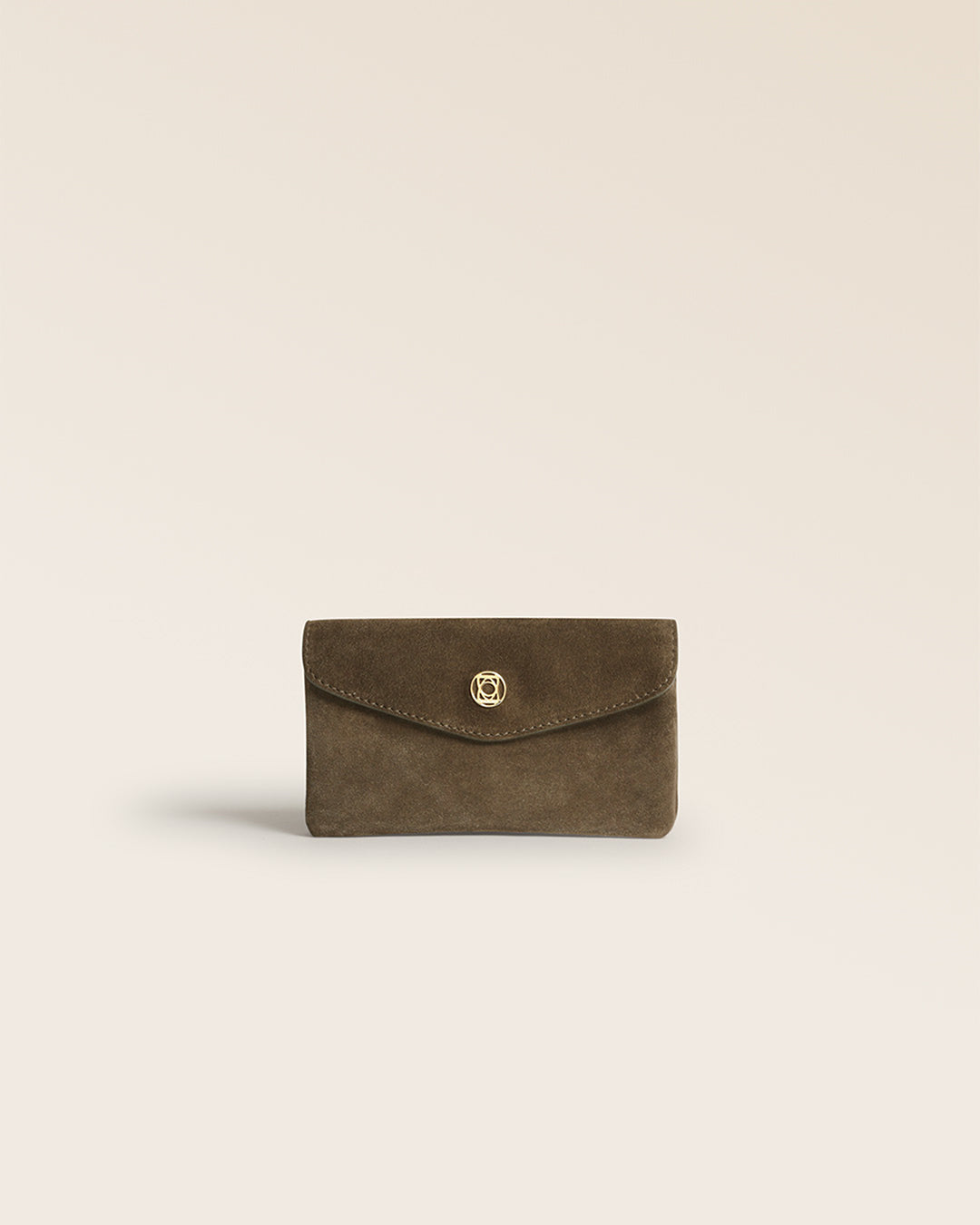 Notre porte-monnaie Lilou Renouard en cuir veau velours truffe, vu de face fermé en studio.