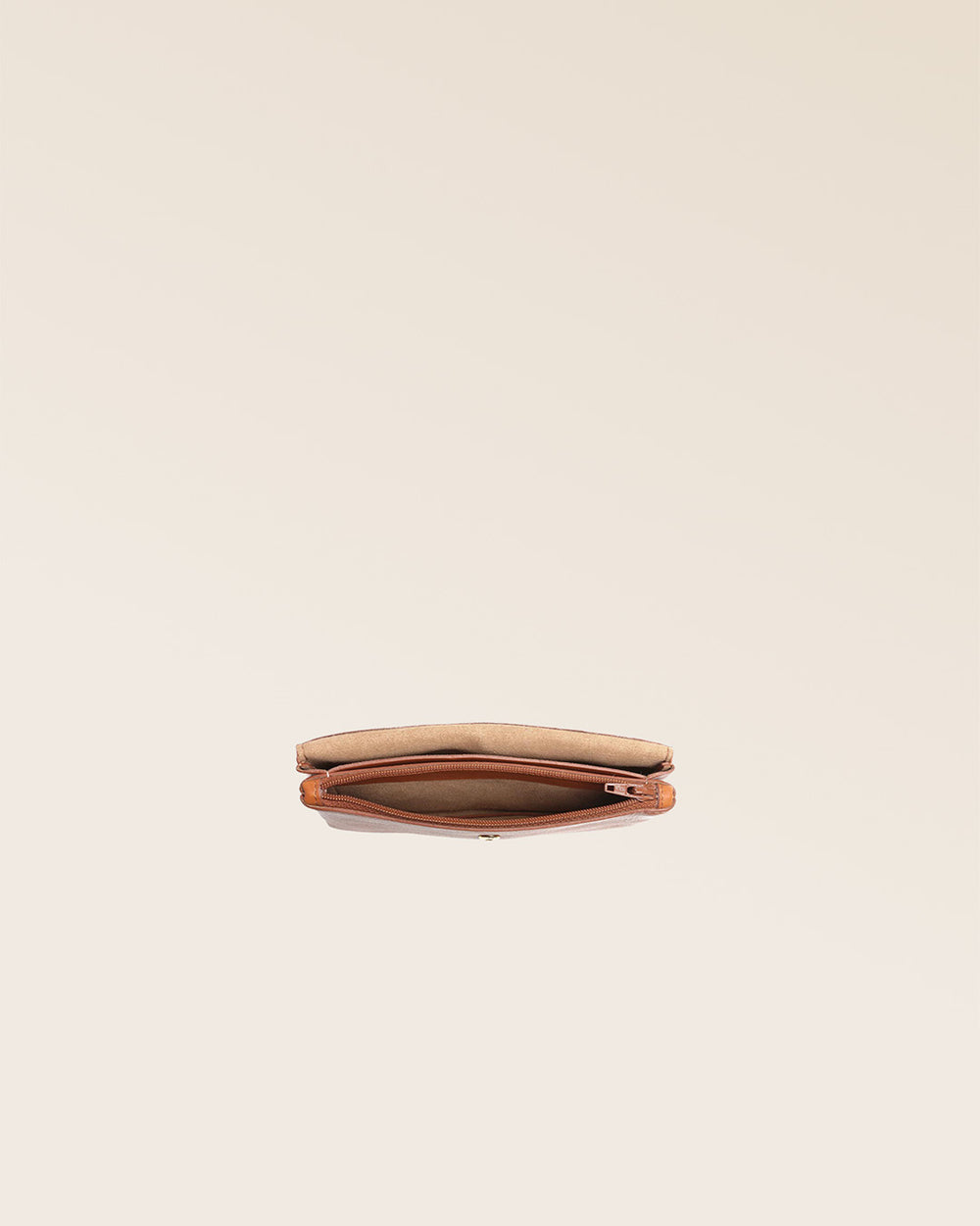Notre porte-monnaie Lilou en cuir vintage camel vu du dessus en studio.