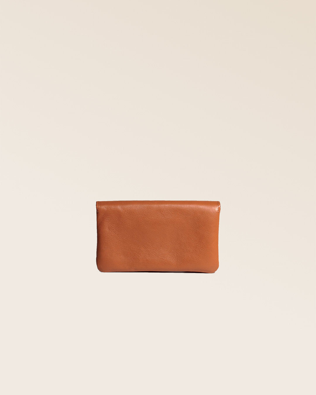 Notre porte-monnaie Lilou en cuir vintage camel vu de dos en studio.
