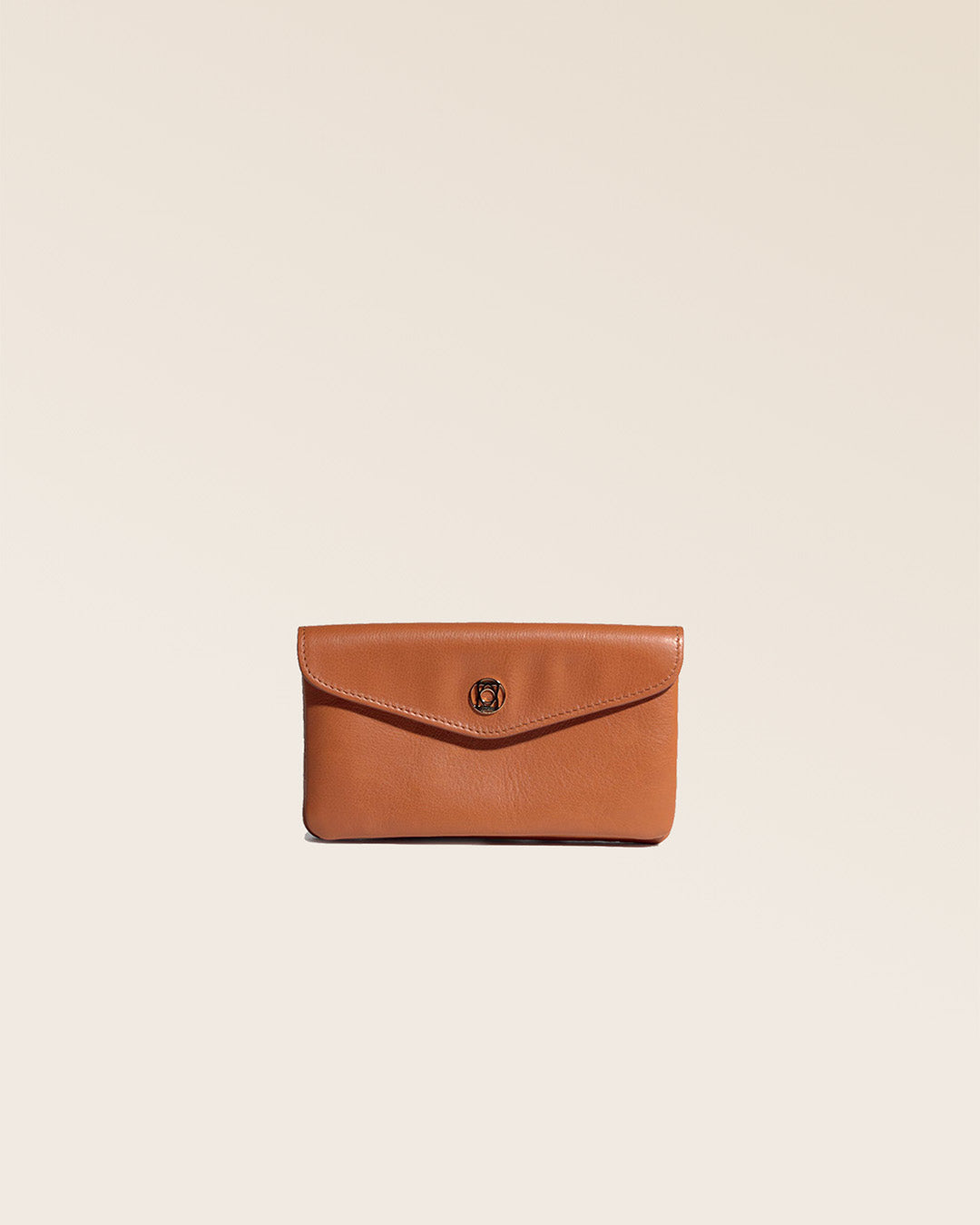 Notre porte-monnaie Lilou en cuir vintage camel vu de face en studio.