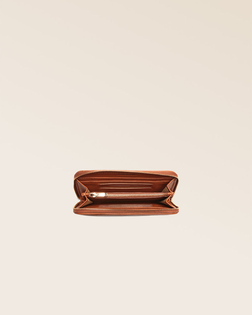 Notre porte-monnaie Samba en cuir vintage camel vu du dessus en studio.
