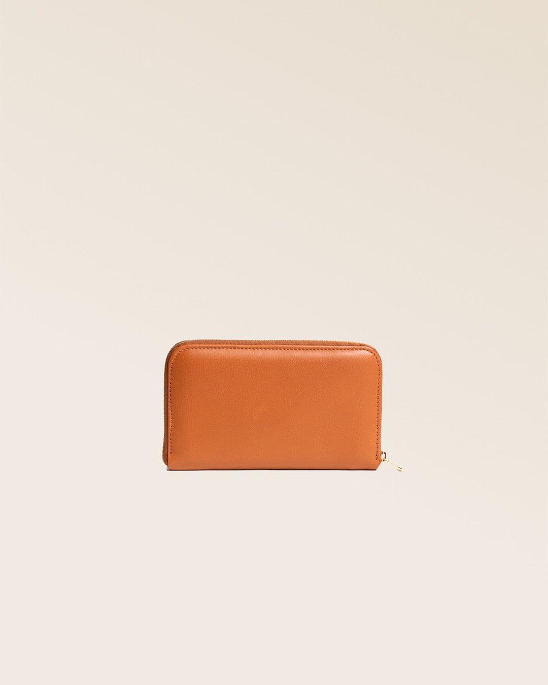 Notre porte-monnaie Samba en cuir vintage camel vu de dos en studio.