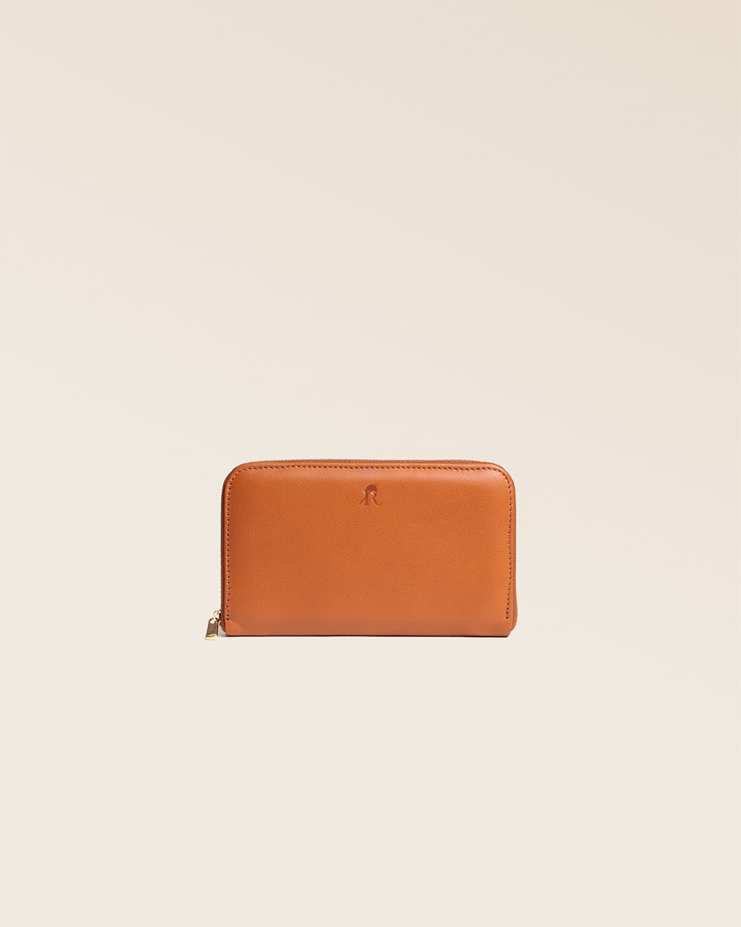 Notre porte-monnaie Samba en cuir vintage camel vu de face en studio.
