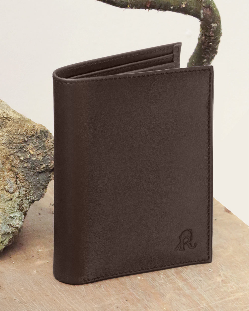 Le portefeuille Malo Renouard, en cuir lisse ébène, de vu en ambiance.