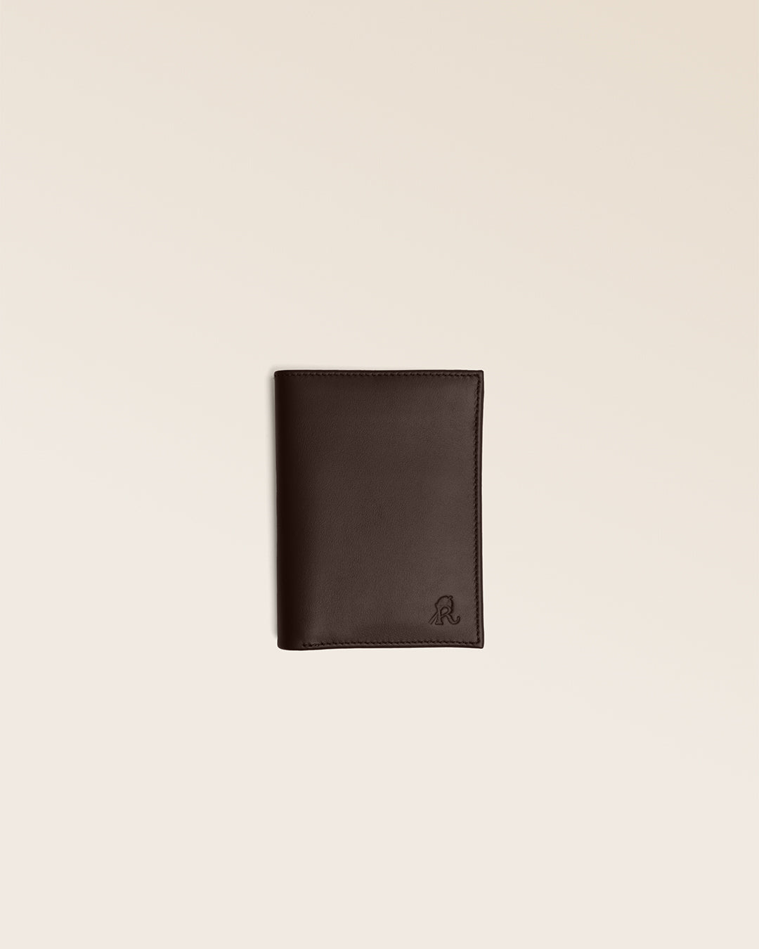 Le portefeuille Malo Renouard, en cuir lisse ébène, de vu de face fermé en studio.