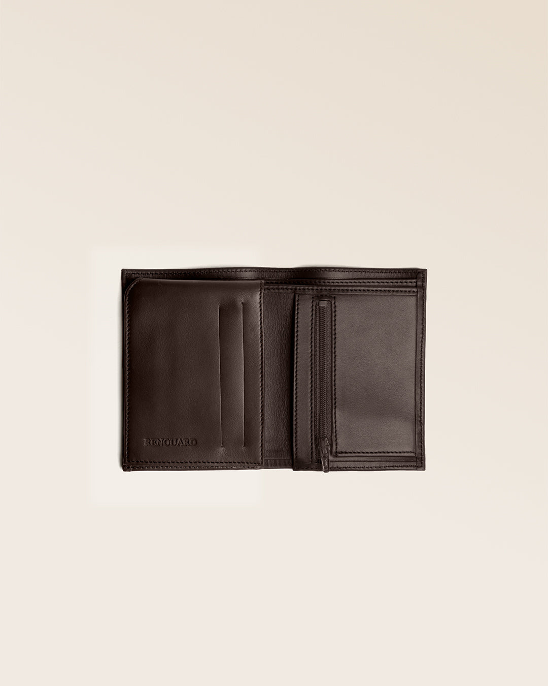 Le portefeuille Malo Renouard, en cuir lisse ébène, de vu de face ouvert en studio.