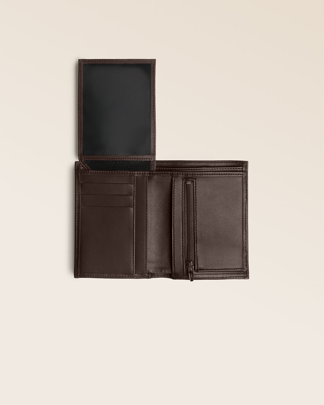 Le portefeuille Malo Renouard, en cuir lisse ébène, de vu complètement ouvert en studio.