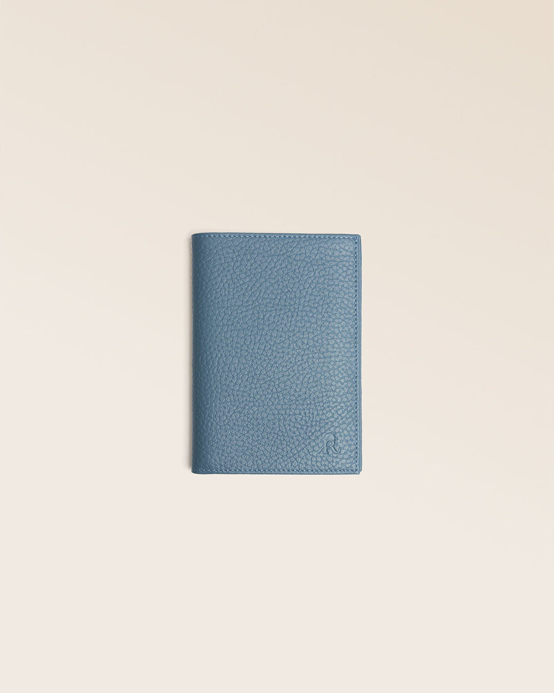 Le portefeuille Papiers Renouard, en cuir façon vigogne bleu cobalt, vu de face fermé en studio.