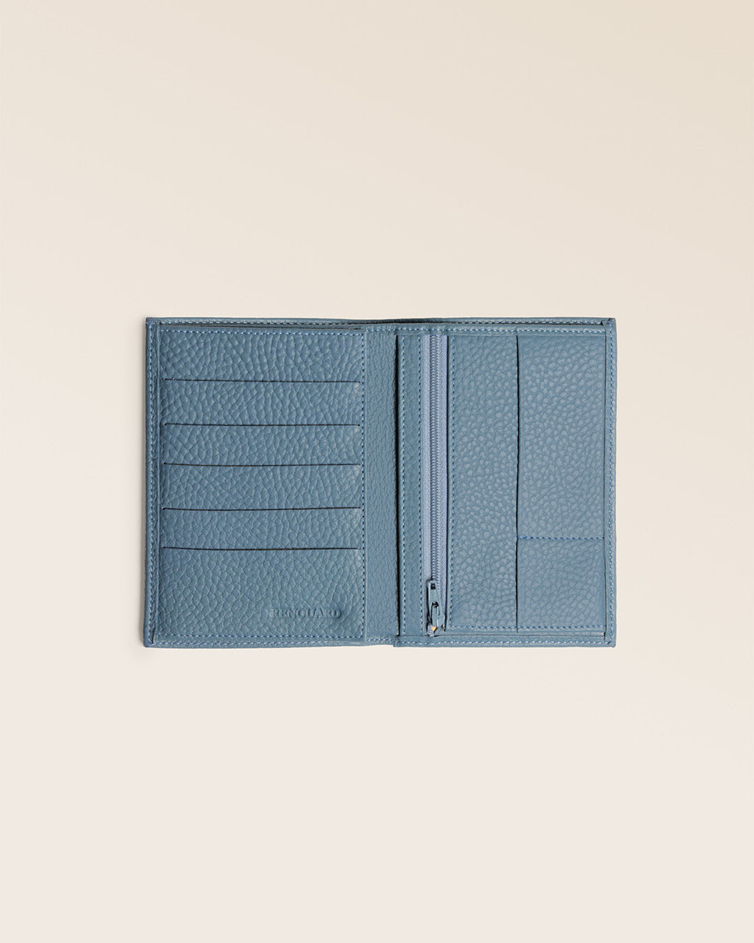 Le portefeuille Papiers Renouard, en cuir façon vigogne bleu cobalt, vu de face ouvert en studio.