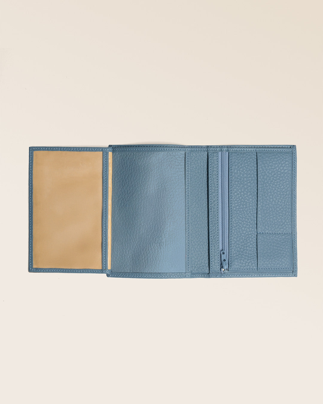 Le portefeuille Papiers Renouard, en cuir façon vigogne bleu cobalt, vu complètement ouvert en studio.