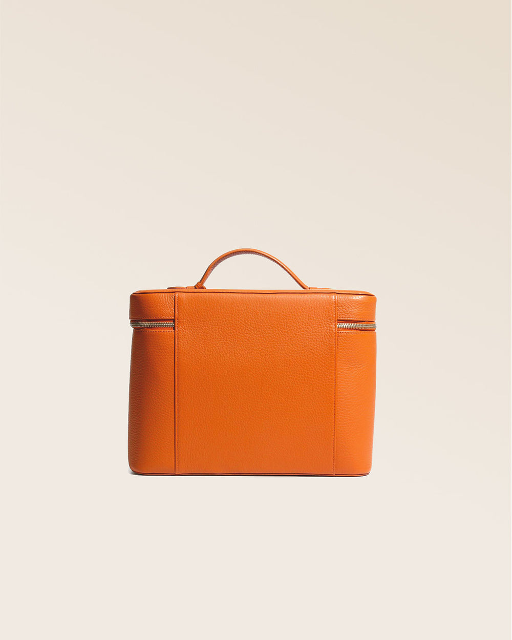 Notre Grand Vanity Renouard en cuir façon vigogne orange, vu de dos en studio.