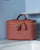 Le petit Vanity Renouard en cuir façon vigogne terracotta, vu de face en ambiance.